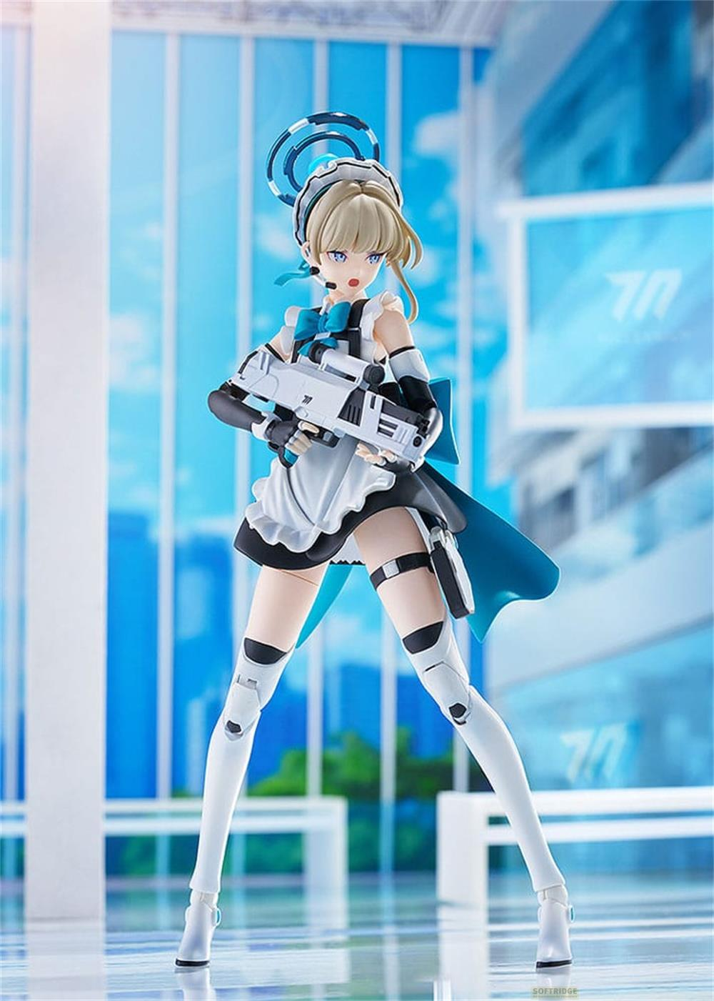 Eine Figur im Dienstmädchen-Outfit mit Waffe, blauen Augen und blonden Haaren.