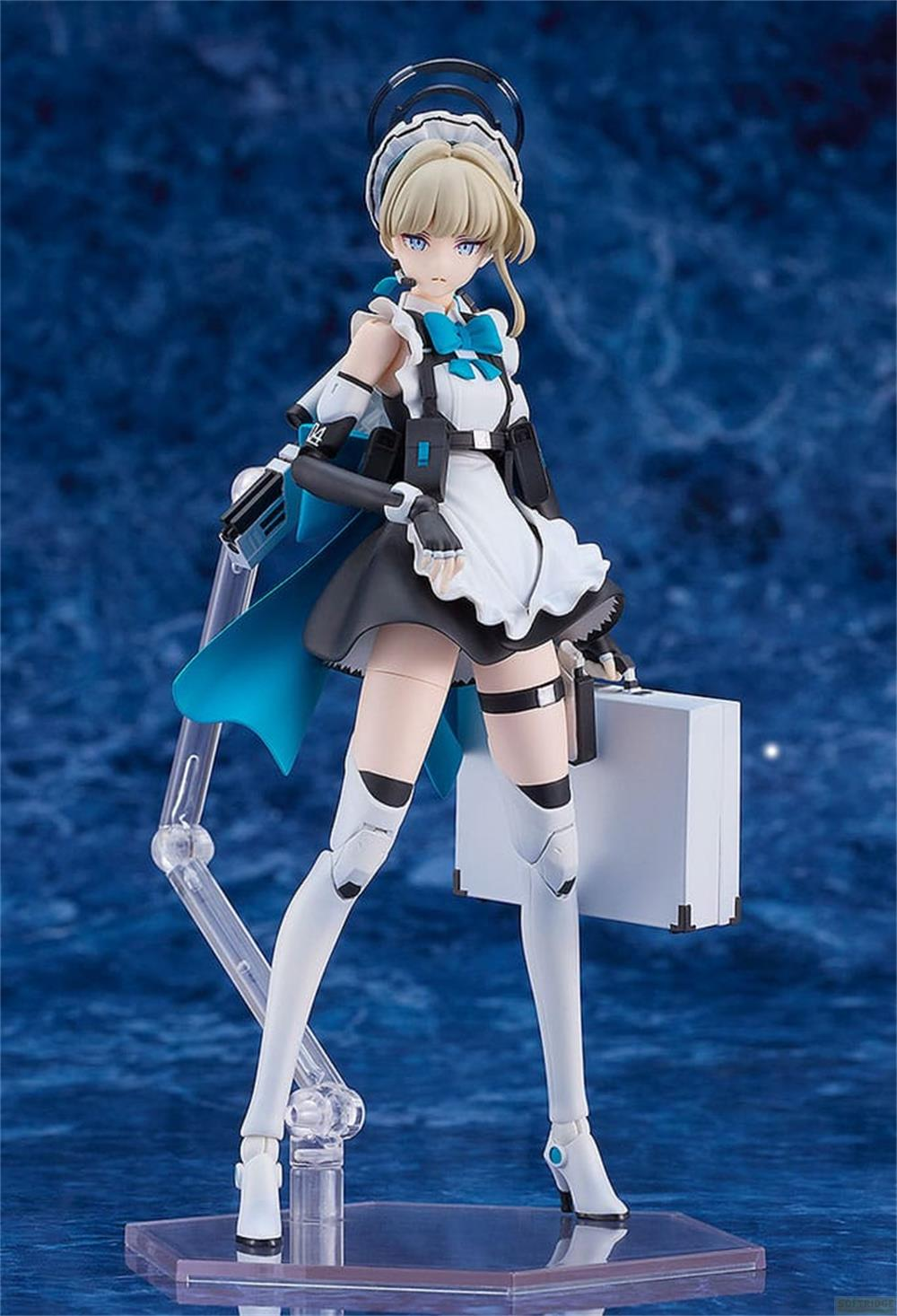 Eine Figur im Dienstmädchen-Outfit mit blauen Akzenten hält einen weißen Koffer.
