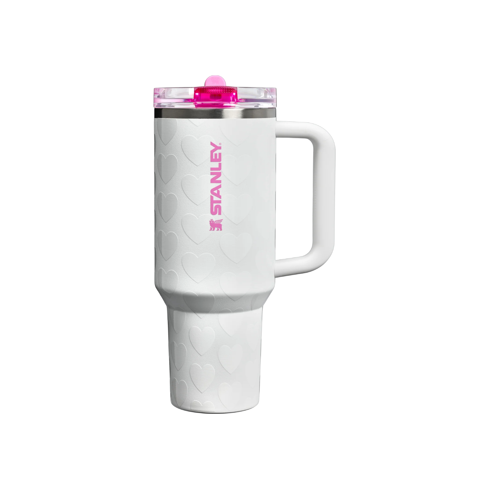 Weißer Becher mit Herzmuster, pinkfarbenem Deckel und Griff. Stanley-Logo.