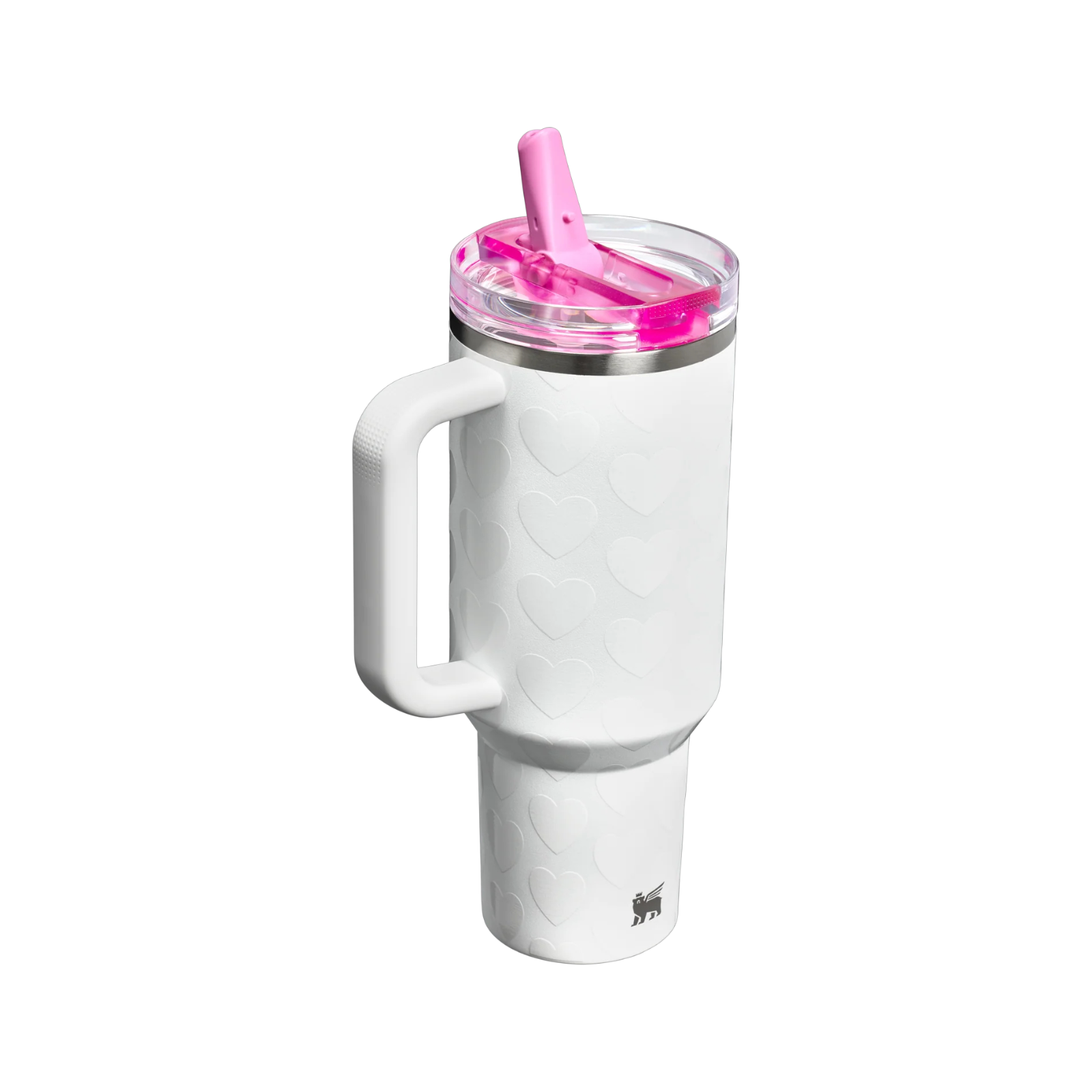 Weißer Becher mit Herzmuster, pinkem Deckel und Strohhalm.