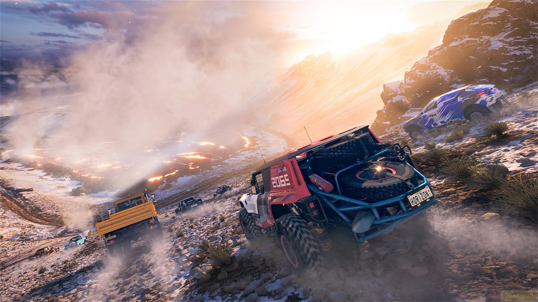 Geländewagen rasen auf staubigem, felsigem Terrain unter einer hellen, dunstigen Sonne.