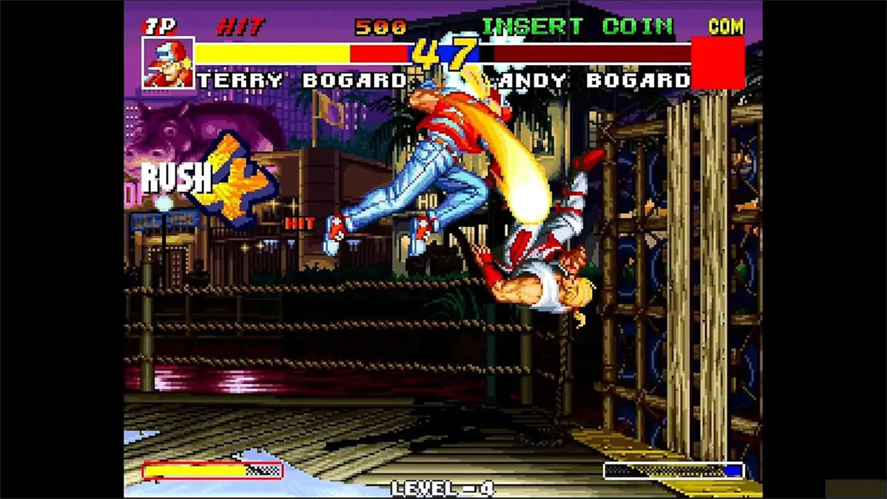 Terry Bogard combatte Andy Bogard in un videogioco. Uno è in aria.