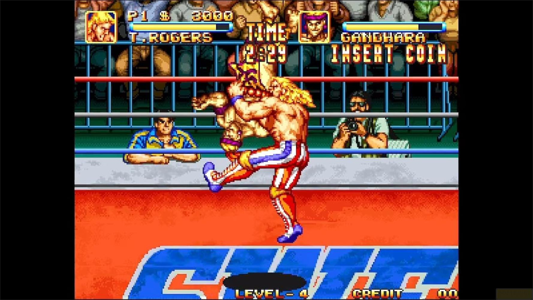 Dwóch wrestlerów na ringu, jeden rzuca drugim. Widzowie i czas w tle.