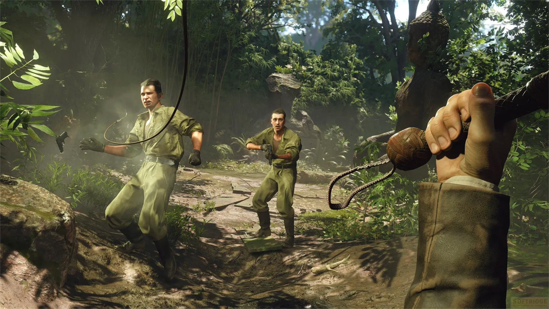 Un homme avec un fouet, deux hommes en uniforme dans la jungle.