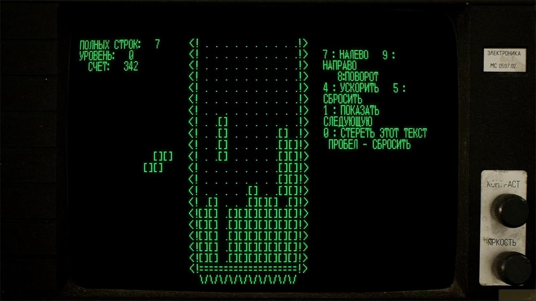 Testo verde su schermo nero mostra statistiche di gioco e opzioni menu.
