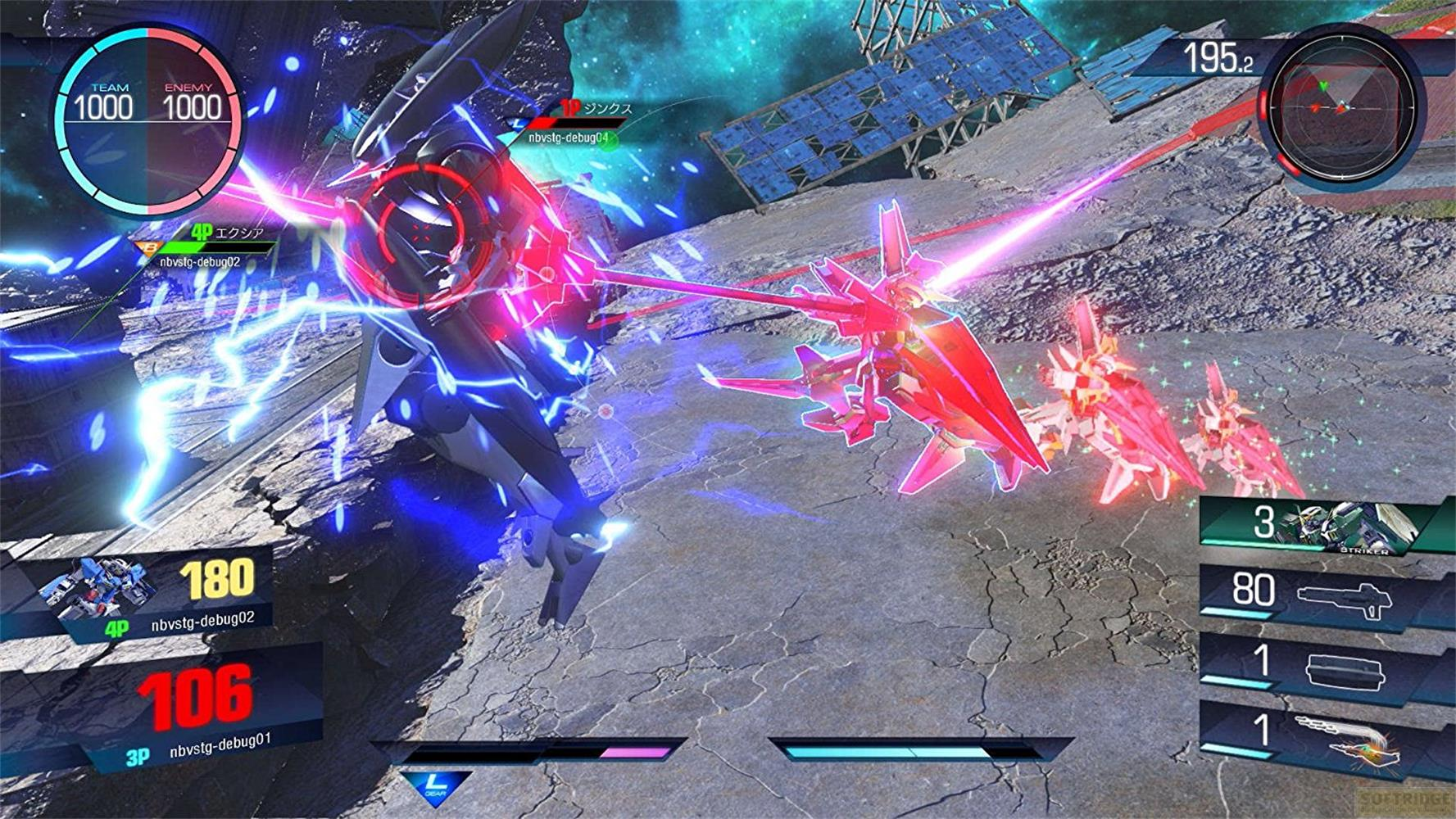 Deux mechas combattent avec des armes laser sur un sol rocheux. Lumière bleue et rouge émane.
