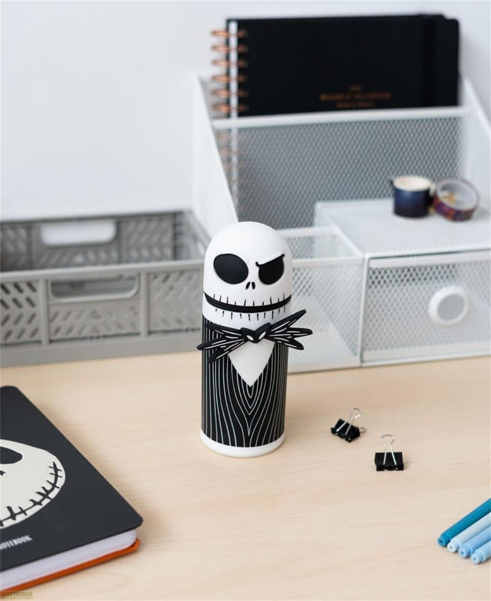 Figura de Jack Skellington en un escritorio junto a cuadernos y clips.