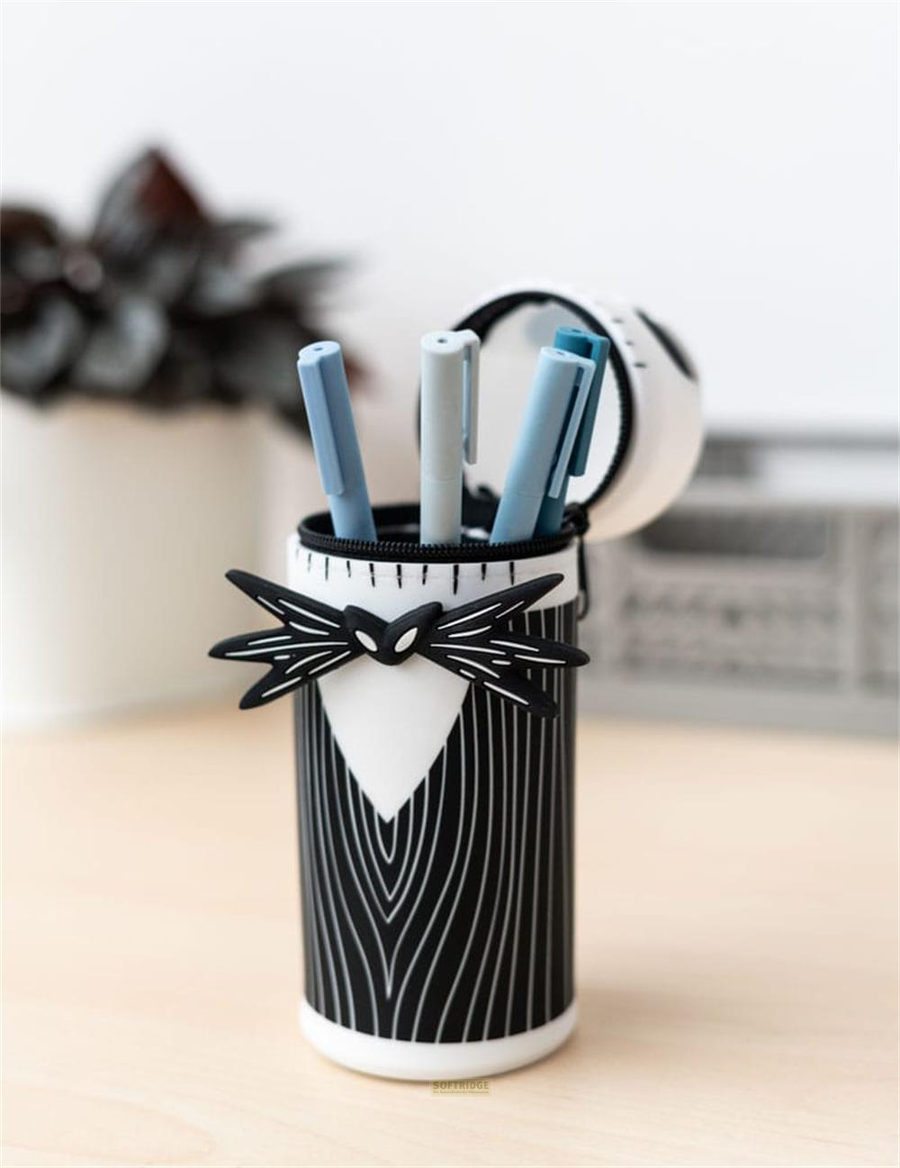 Portalápices Jack Skellington con bolígrafos, raya diplomática blanco y negro.