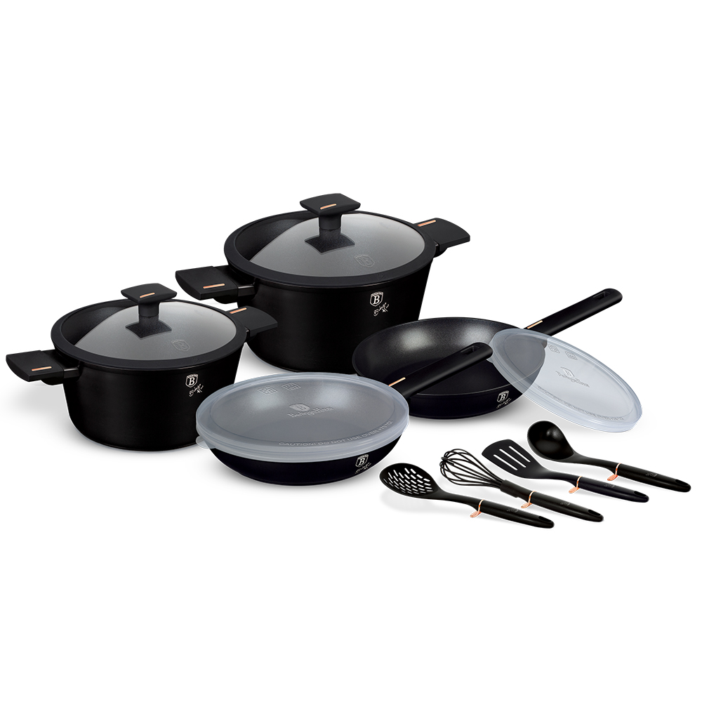 Schwarzes Kochgeschirr-Set mit Deckeln und Küchenutensilien mit Kupferdetails.