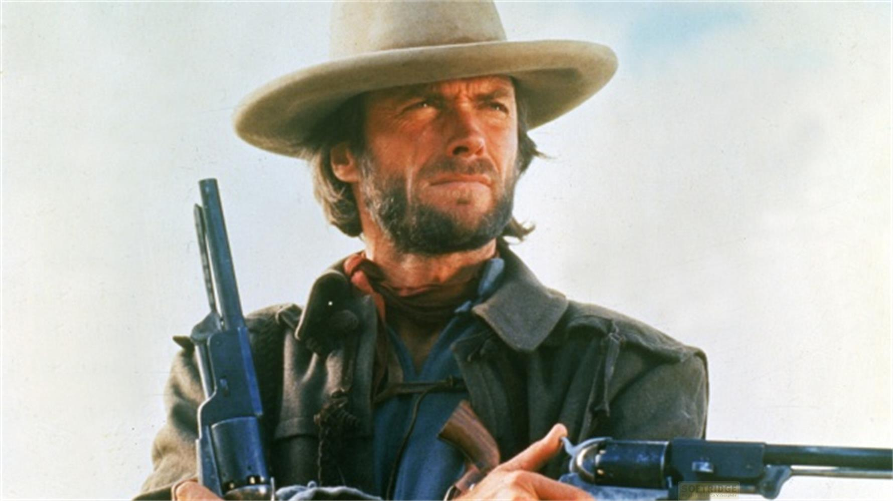 Uomo con cappello e revolver, look western.