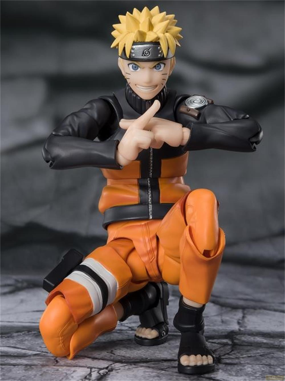 Personaggio di Naruto Uzumaki in ginocchio con abito arancione su sfondo grigio.