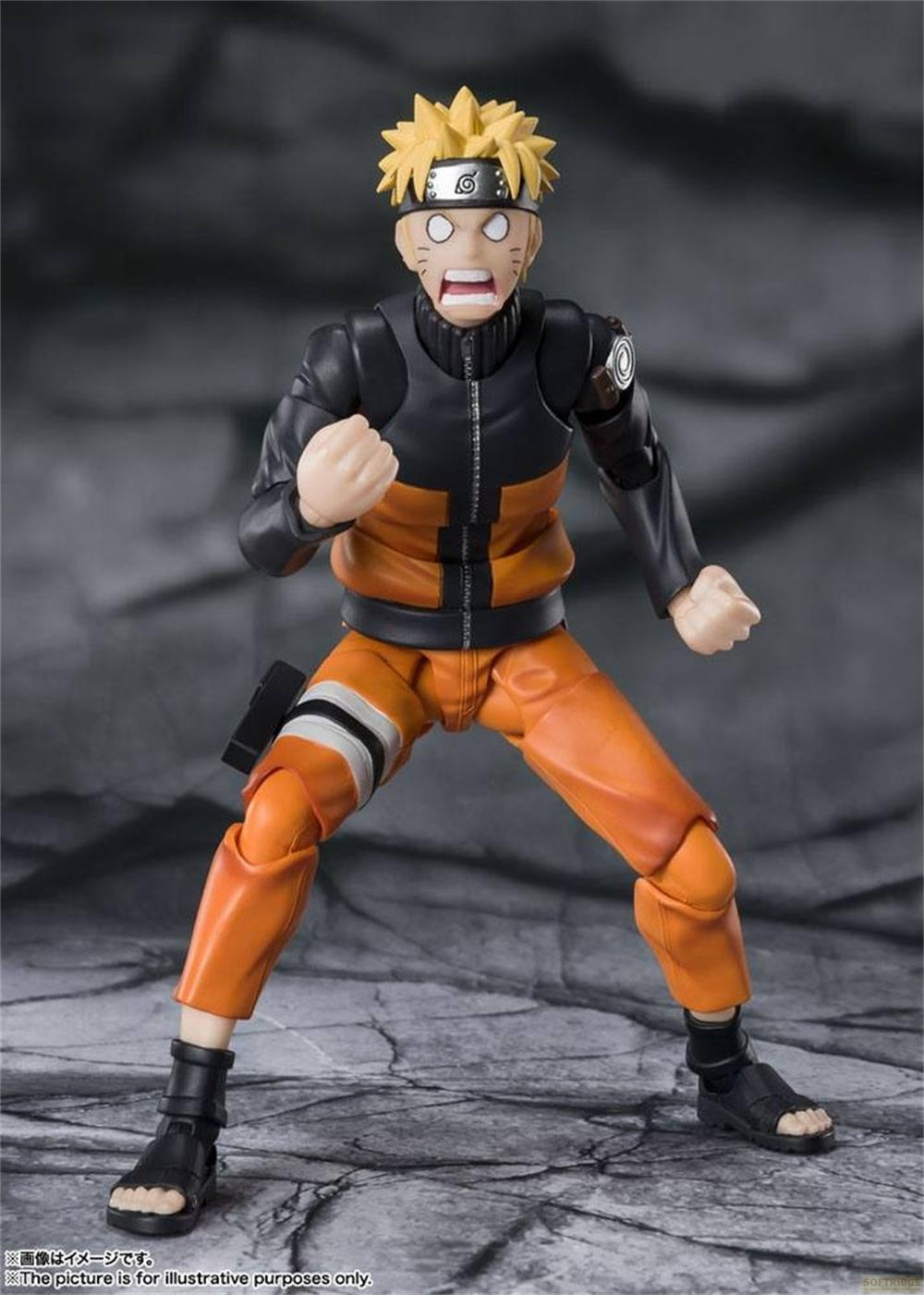 Action figure di Naruto in tenuta arancione e giacca nera, con fascia.