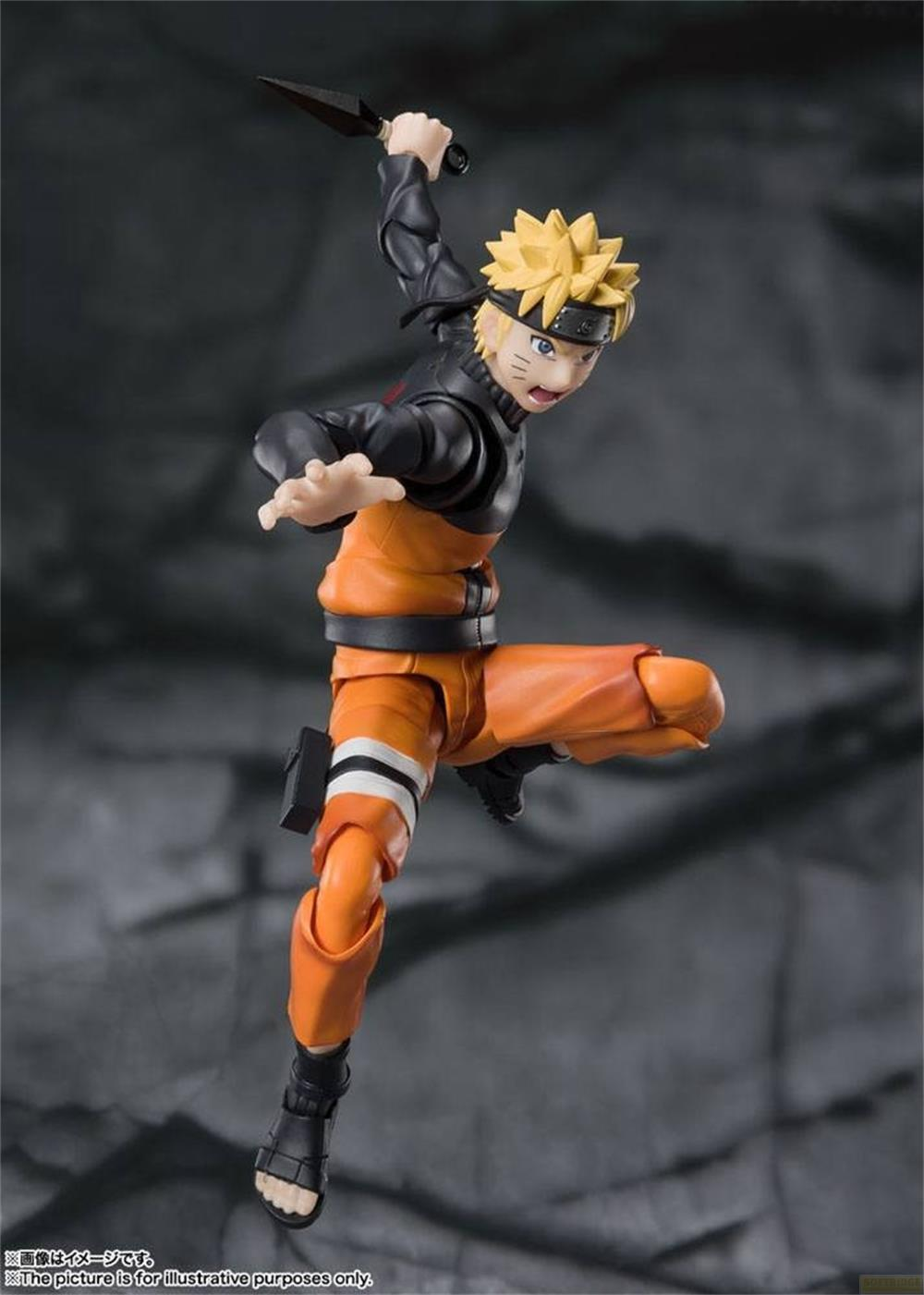 Action figure di Naruto con un coltello, in posa.