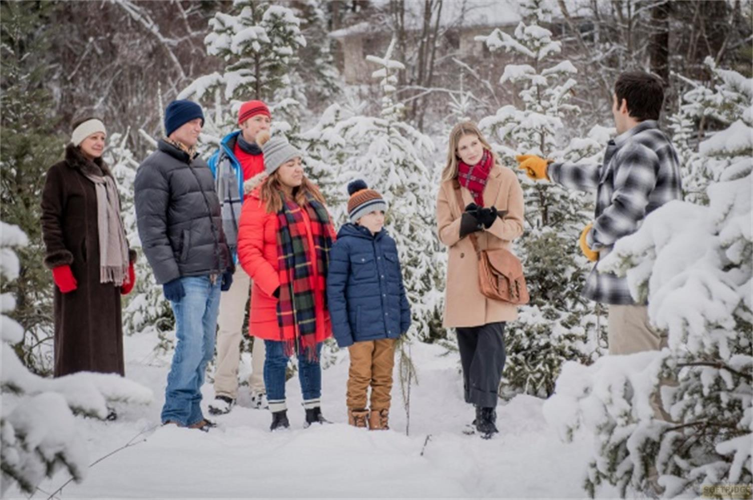 Un gruppo di persone sta in piedi sulla neve, parlando tra loro.