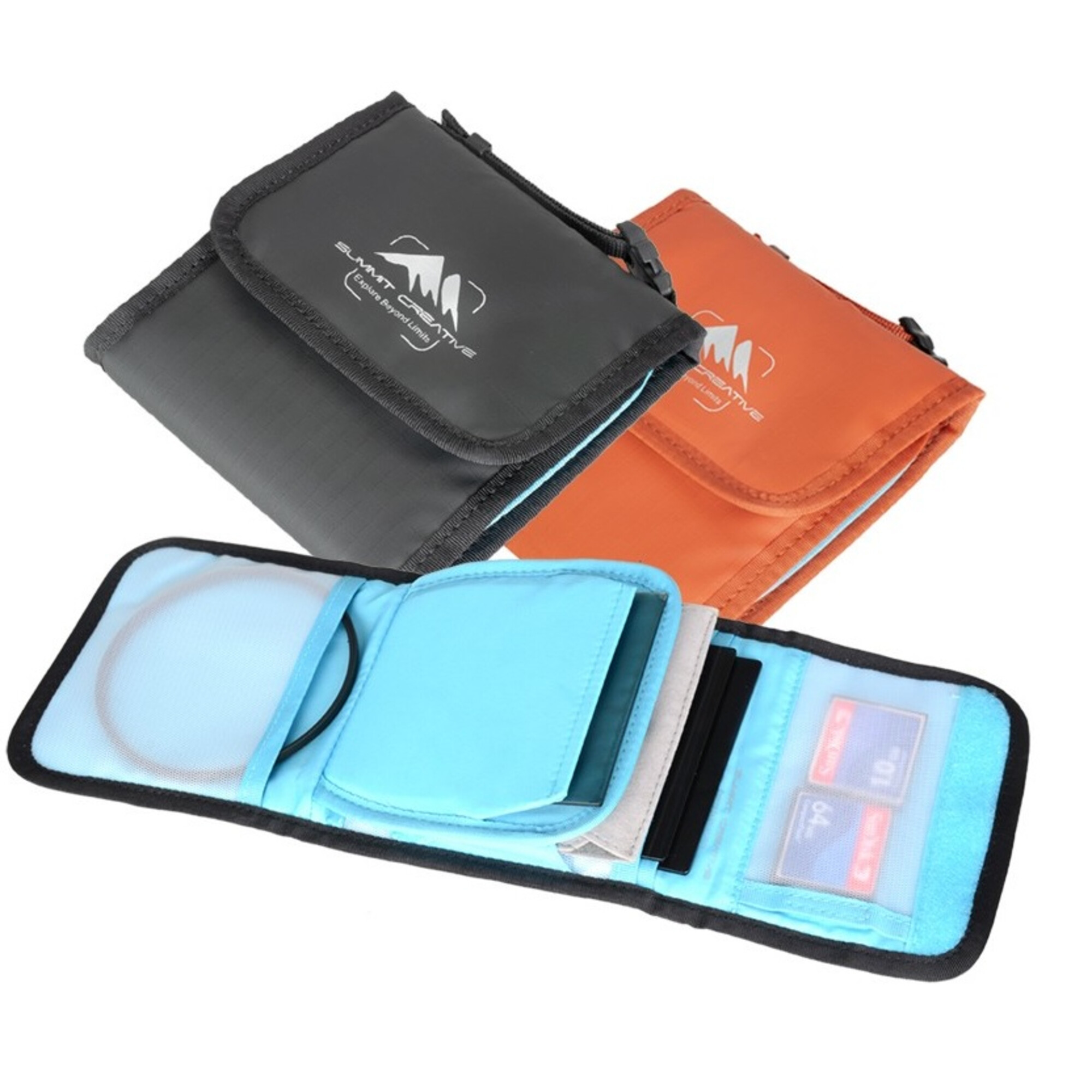 Ein geöffneter Organizer mit SD-Karten, einem runden Objekt und einem orangefarbenen und grauen Beutel.