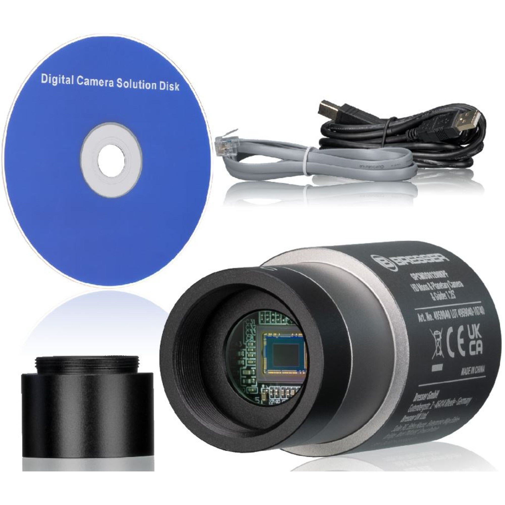 Digitalkamera-Zubehör: CD, Kabel, Kamera und Adapter.
