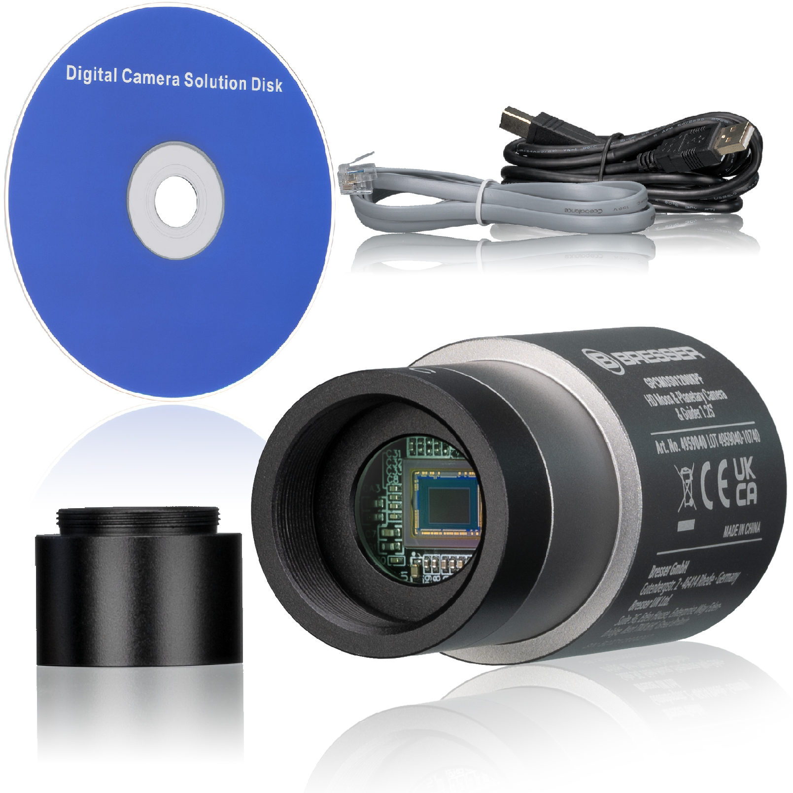 Digitalkamera-Zubehör: Kamera, CD, Kabel und Adapter.