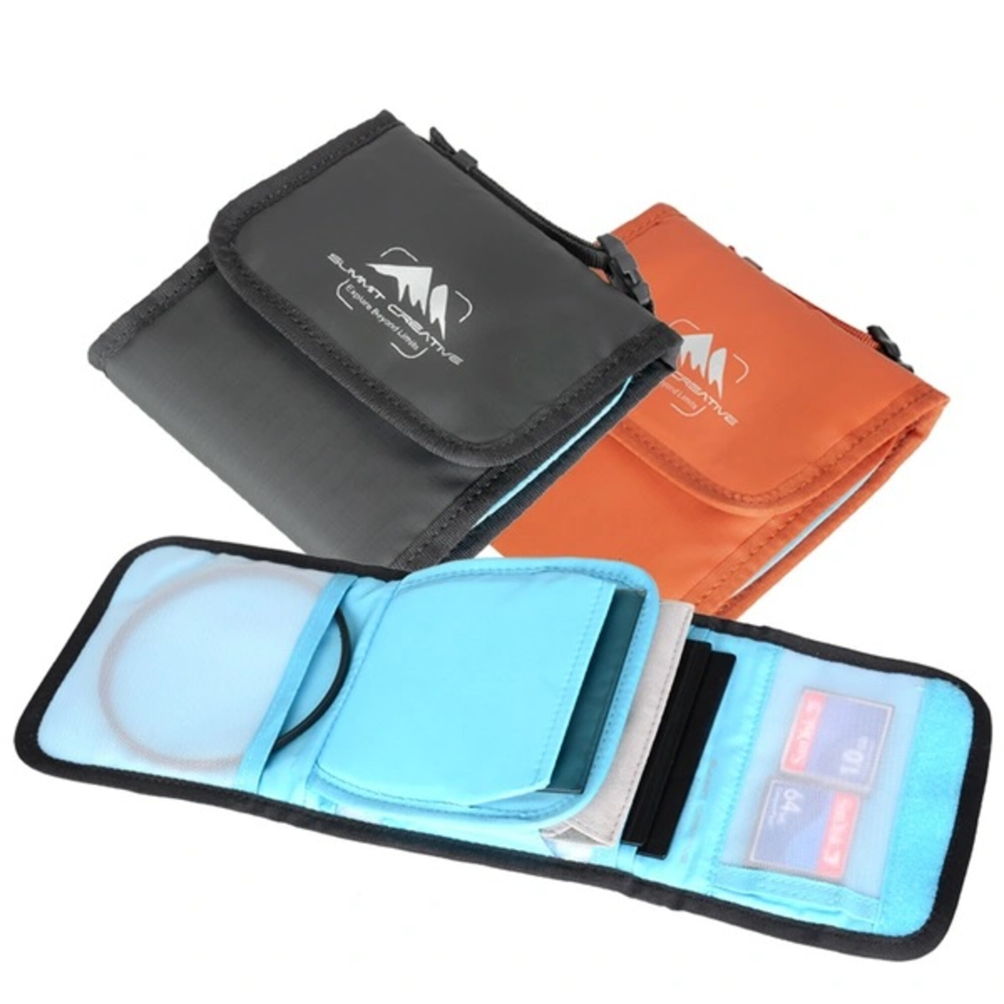 Zwei Stofftaschen, eine dunkelgrau, eine orange. Eine ist geöffnet und zeigt Fächer für Speicherkarten.