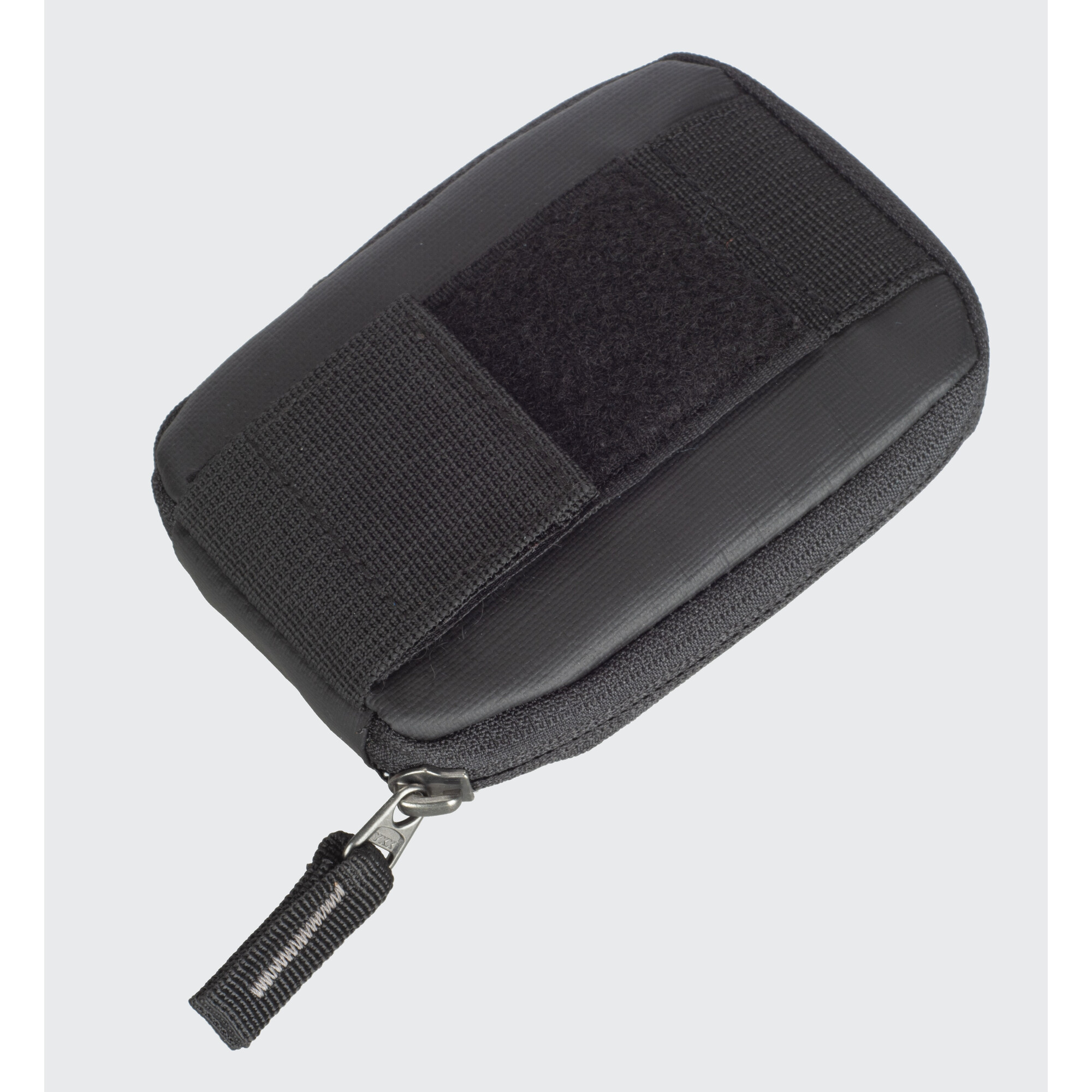 Schwarze Tasche mit Reißverschluss und Klettverschluss, mit Stoffband.