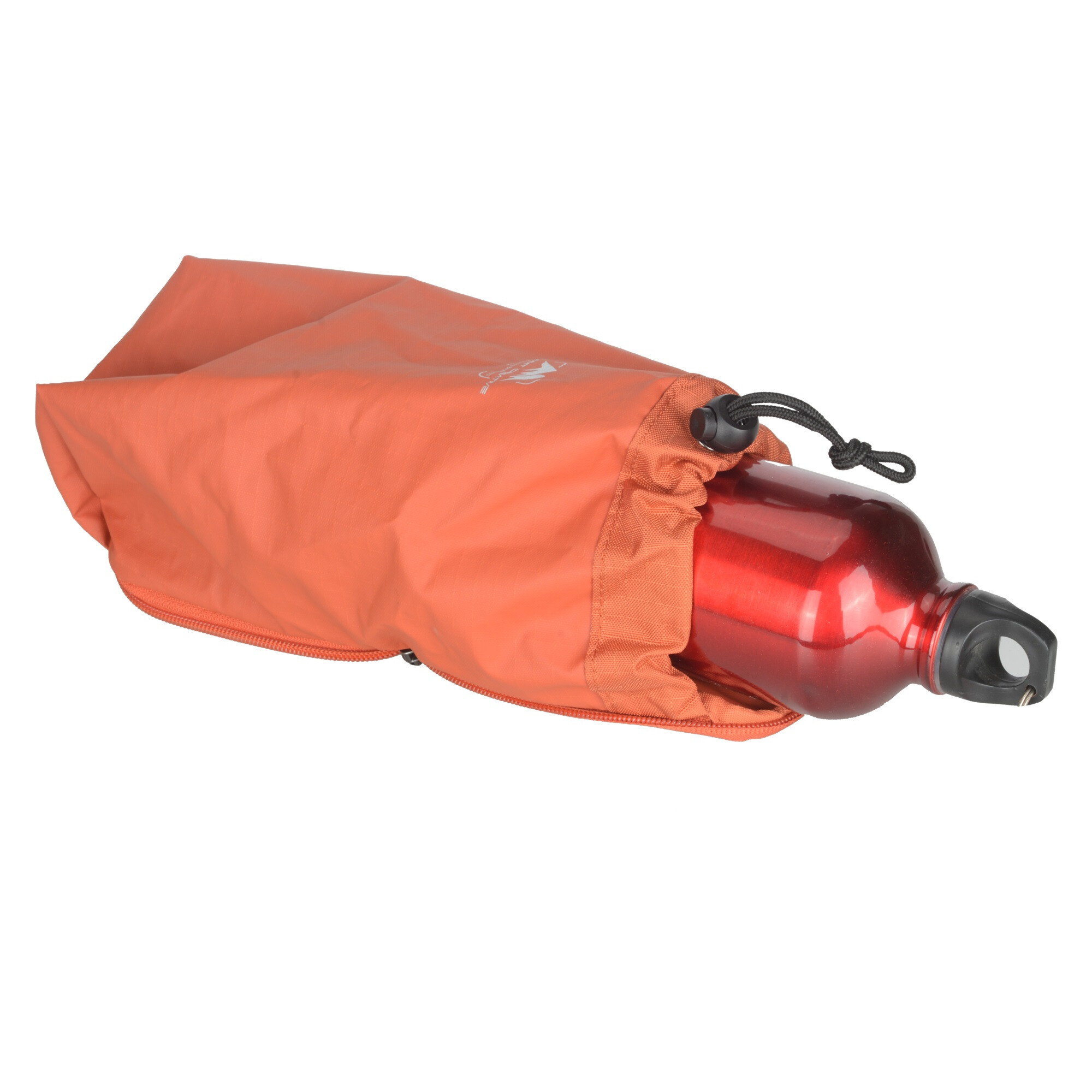 Rote Metallwasserflasche in einem orangefarbenen Beutel mit Kordelzug.