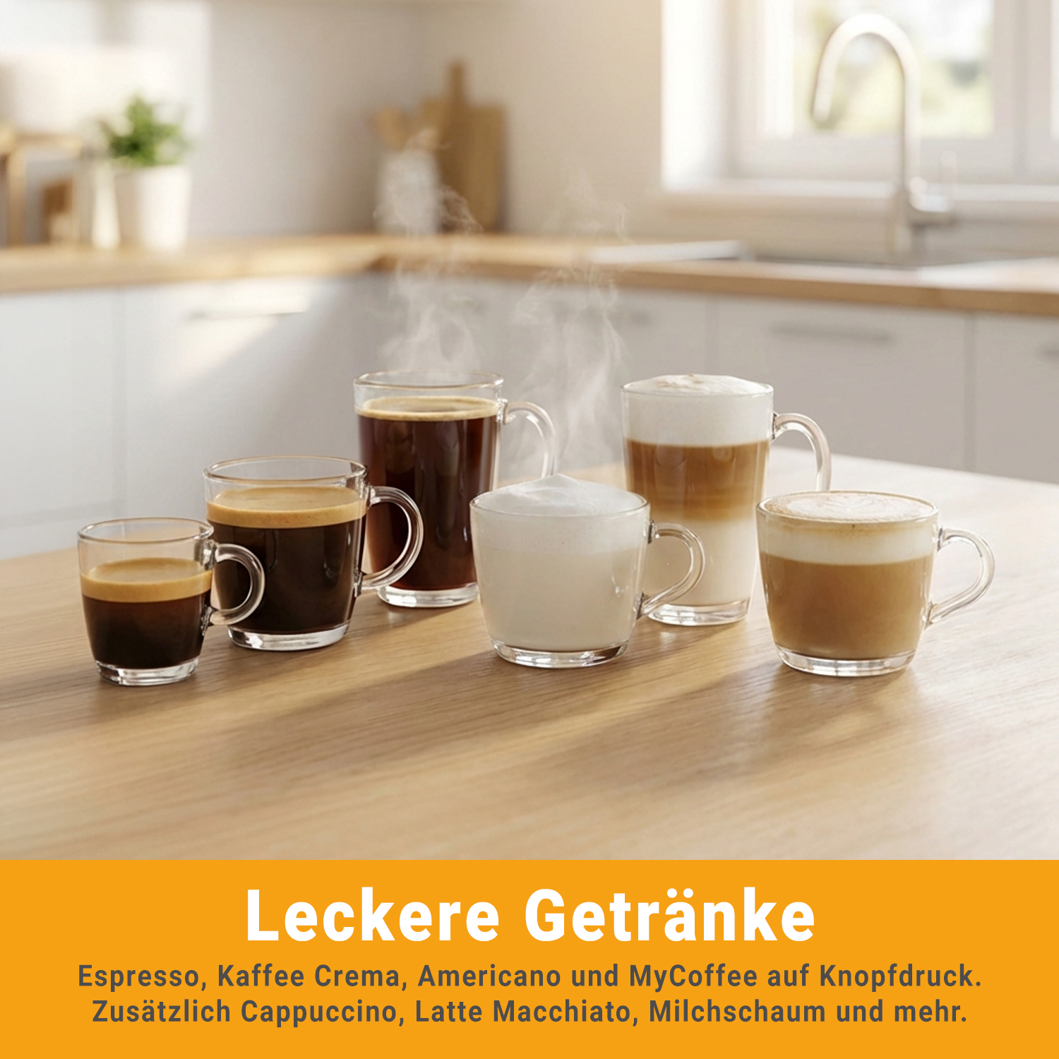 Fünf Tassen Kaffee in einem hellen Küchenumfeld auf einem Holztisch.