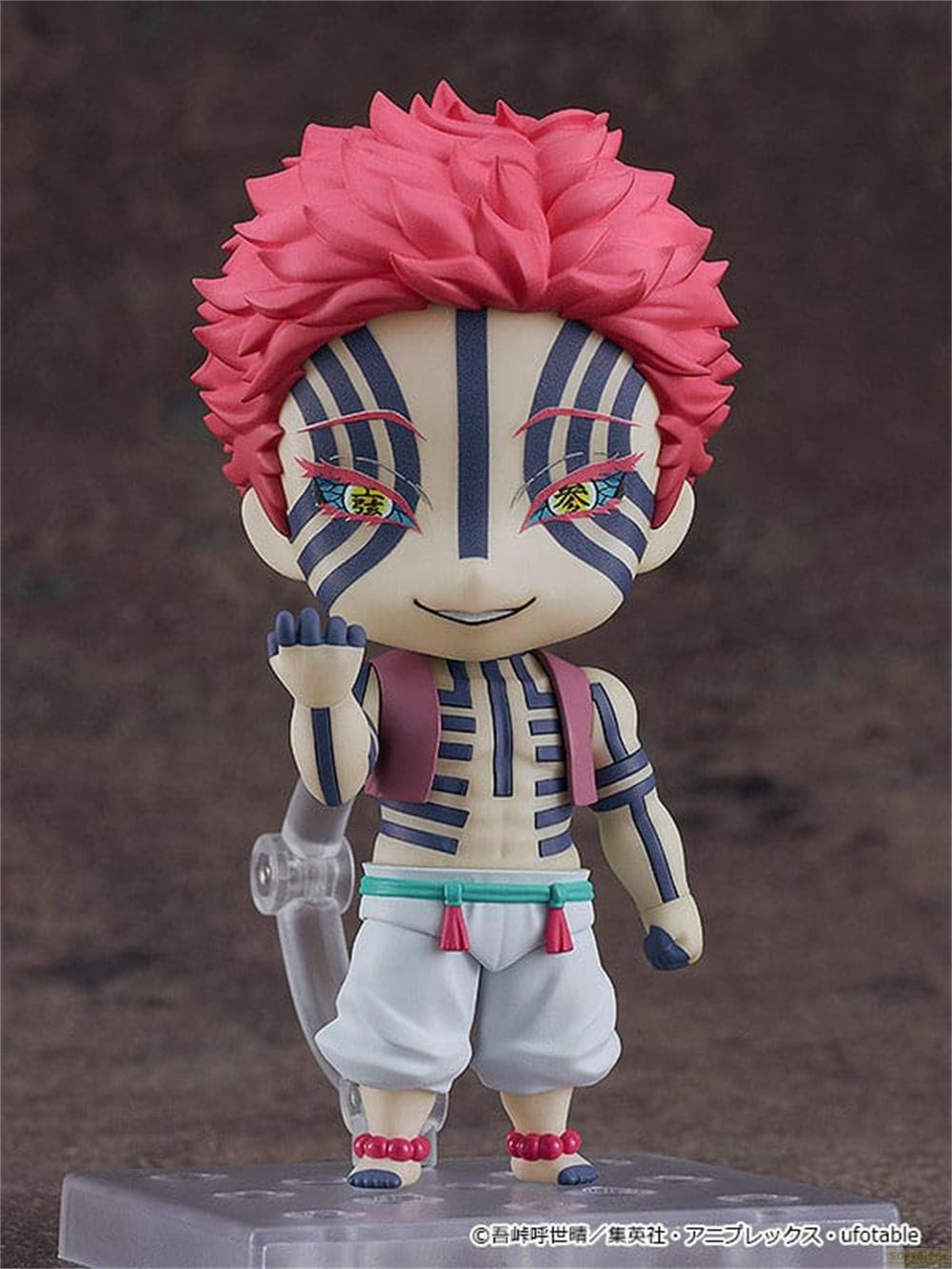 Chibi-Figur mit pinkem Haar, blauen Streifen und nacktem Oberkörper.
