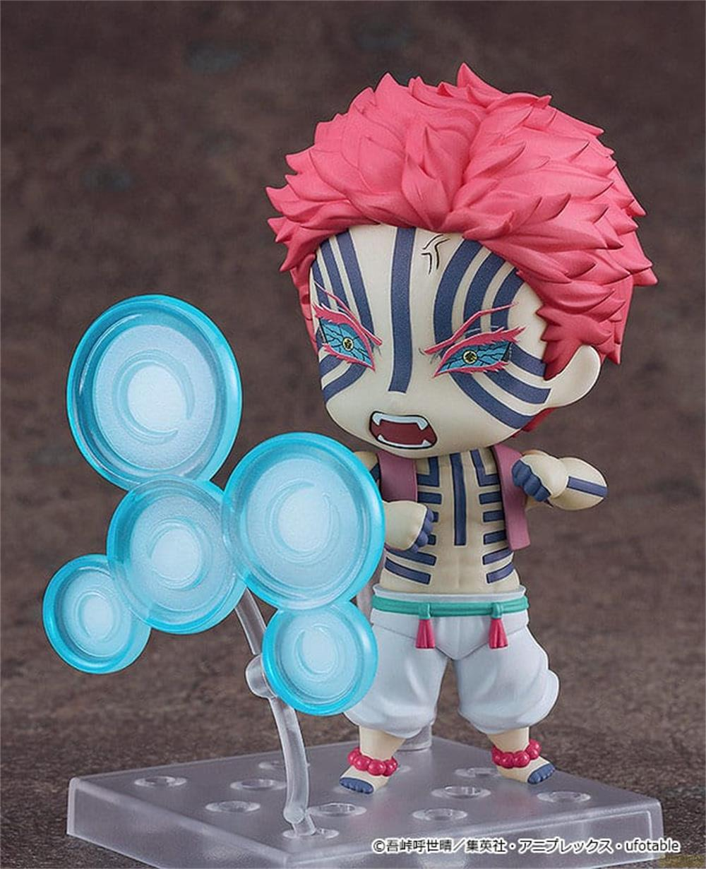 Eine Chibi-Figur mit pinkem Haar, blauen Streifen im Gesicht und blauen Kreisen.