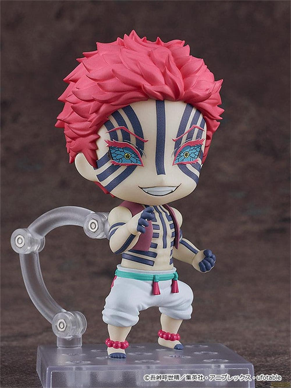 Anime-Figur mit rosa Haaren, blauen Markierungen und weißer Hose.