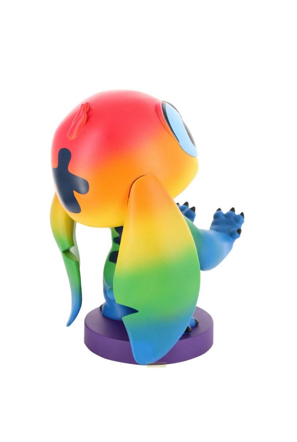 Una colorata statuetta simile a Stitch si trova su una base viola.