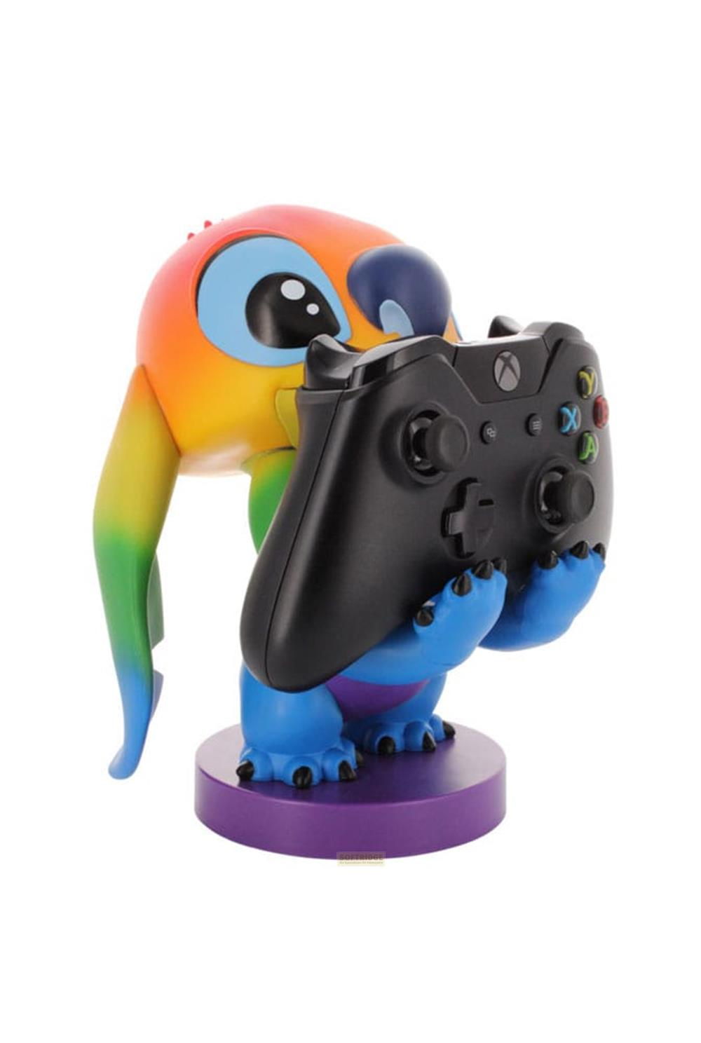 Un personaggio colorato di Stitch tiene un controller Xbox nero su una base viola.