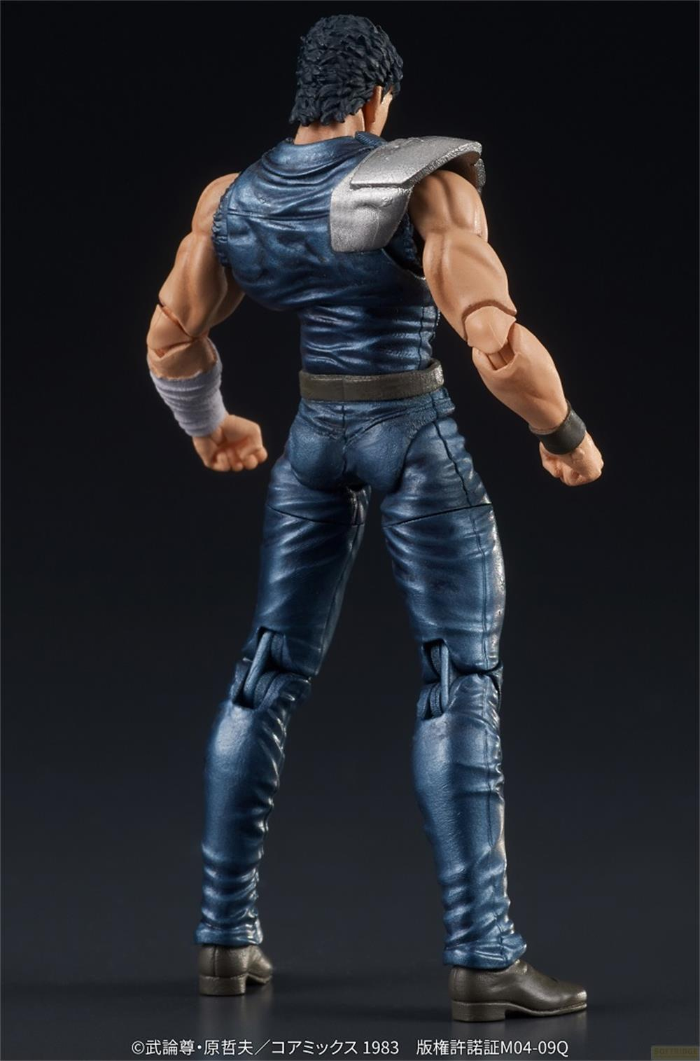 Action figure di un uomo in abiti blu con braccia muscolose.