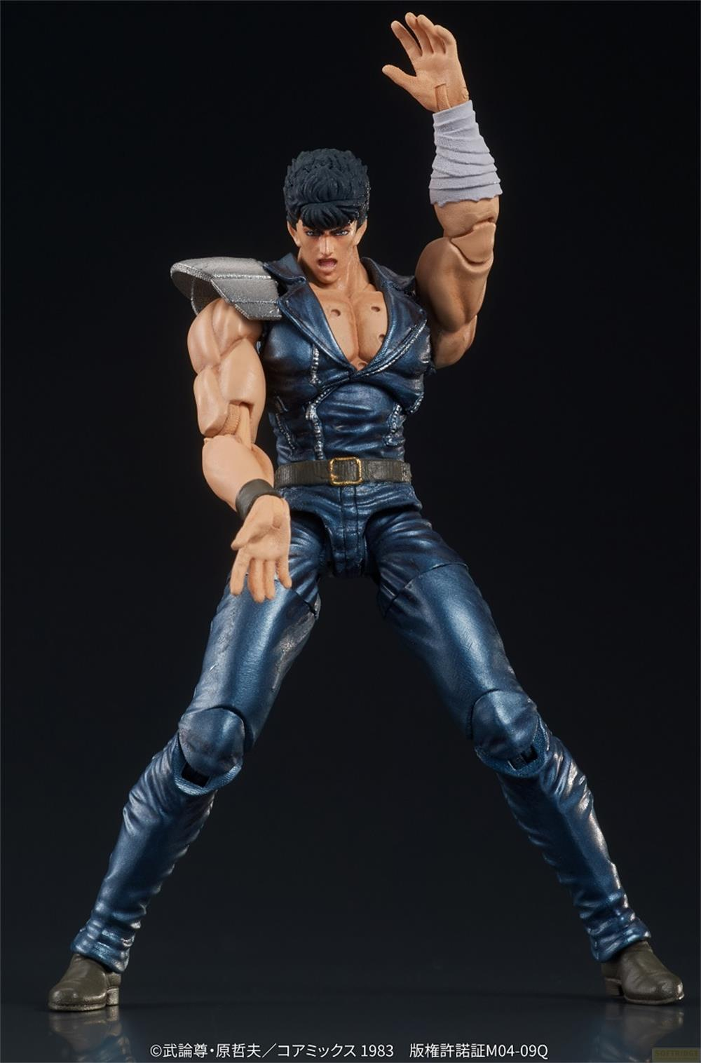 Action figure di un uomo in outfit blu con spalline e braccio fasciato.