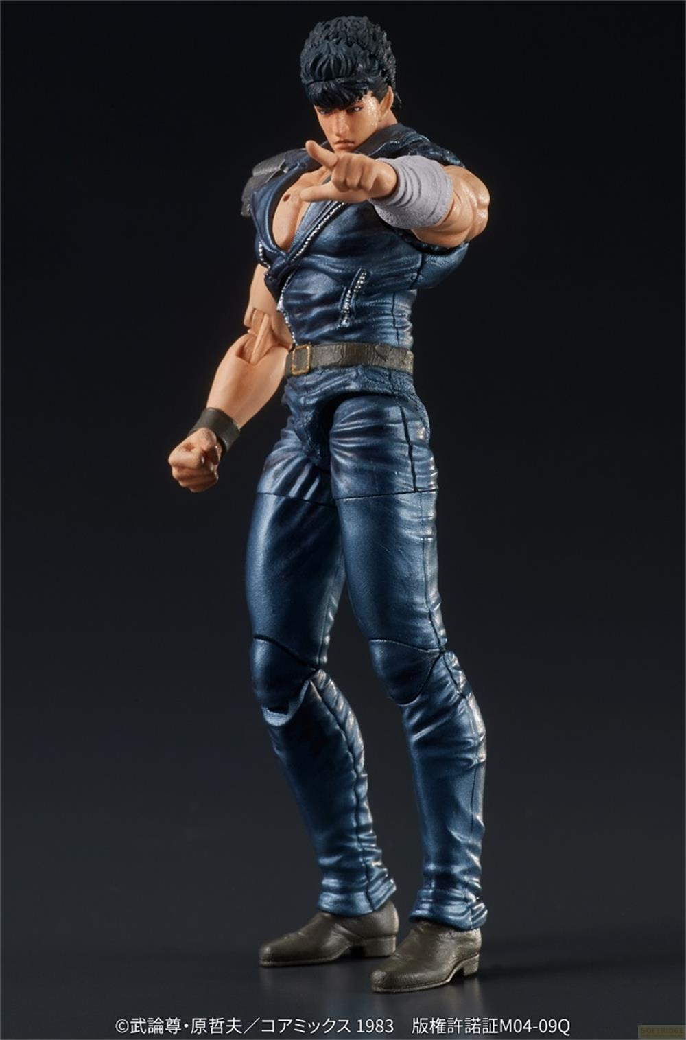 Action figure di un uomo in abiti blu che punta allo spettatore.