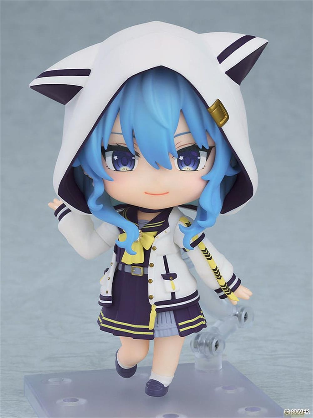 Eine Figur mit blauem Haar und Katzenohren-Kapuze trägt eine Uniform mit gelben Akzenten.