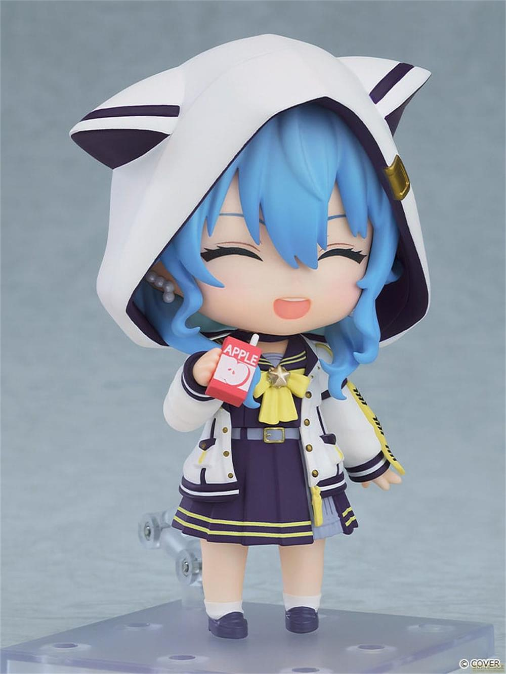 Eine Anime-Figur mit blauen Haaren, die einen weißen Hoodie mit Katzenohren trägt und Apfelsaft trinkt.