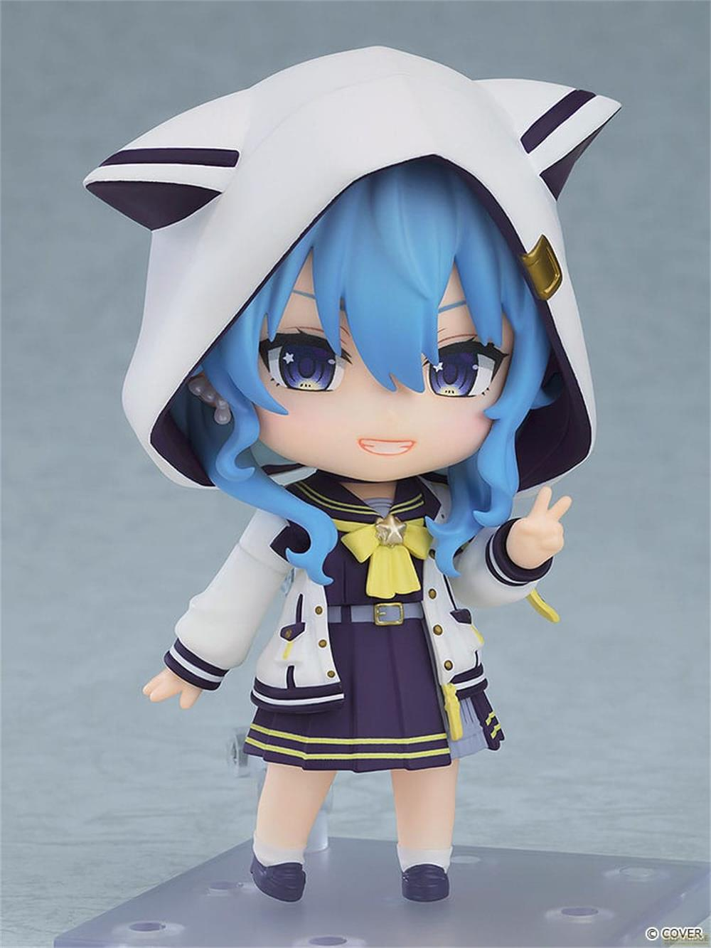 Anime-Figur mit blauen Haaren, Kapuze, Sailor-Outfit und Daumen hoch.