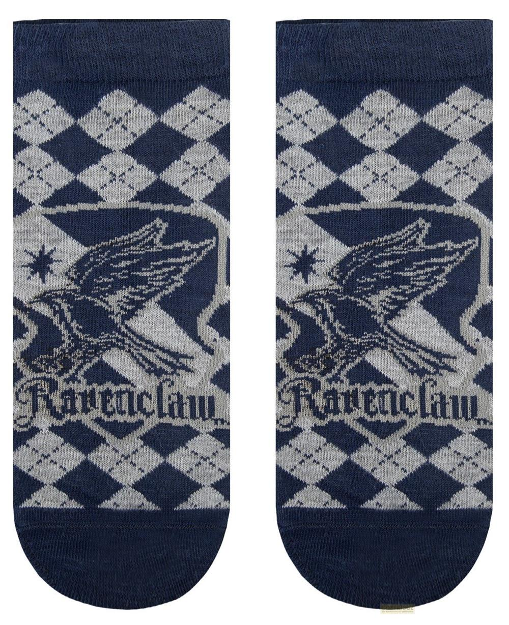 Zwei dunkelblaue Socken mit silbernem Rautenmuster und einem Rabenmotiv.
