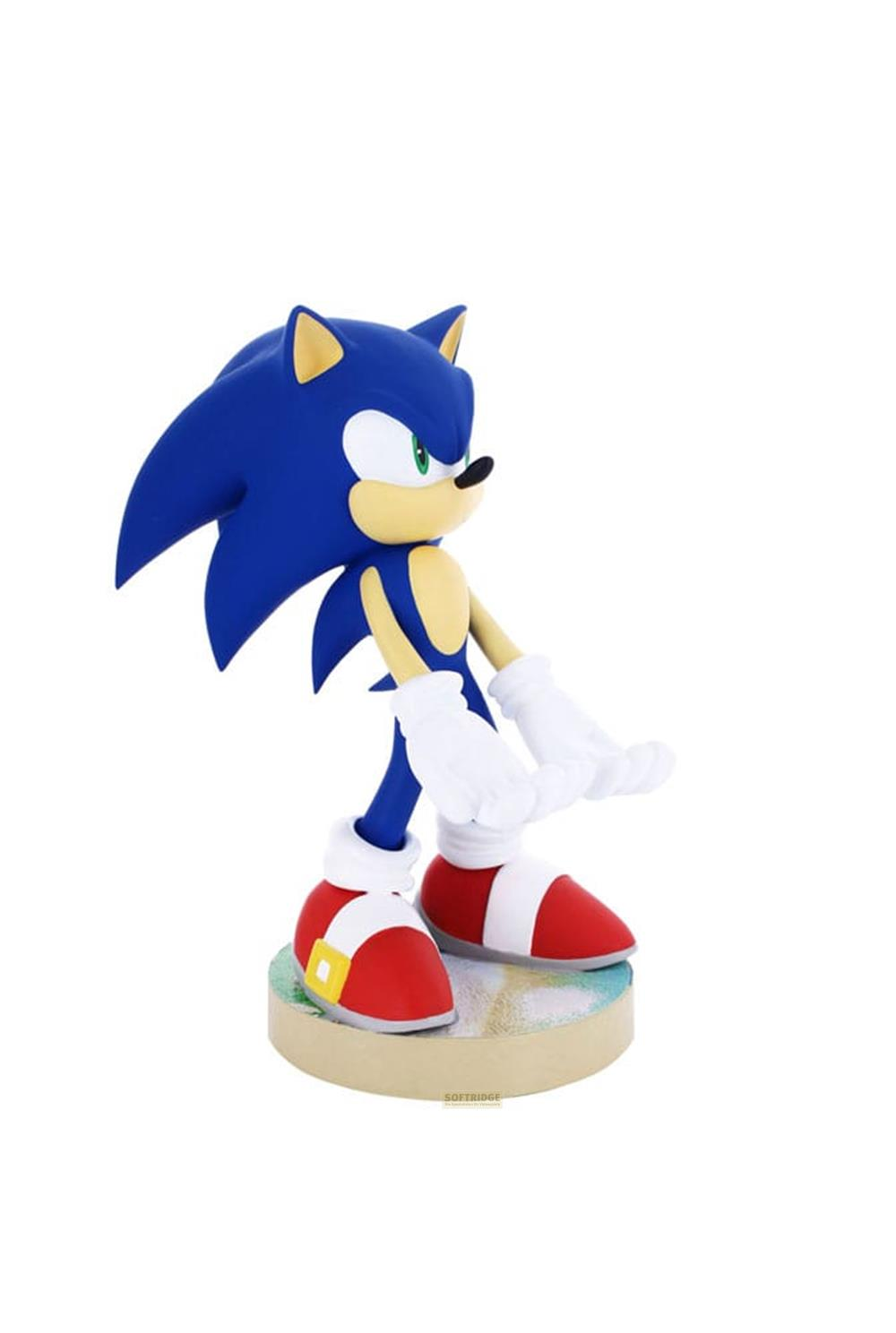 Una figura di Sonic con pelle blu, guanti bianchi e scarpe rosse su un piedistallo.