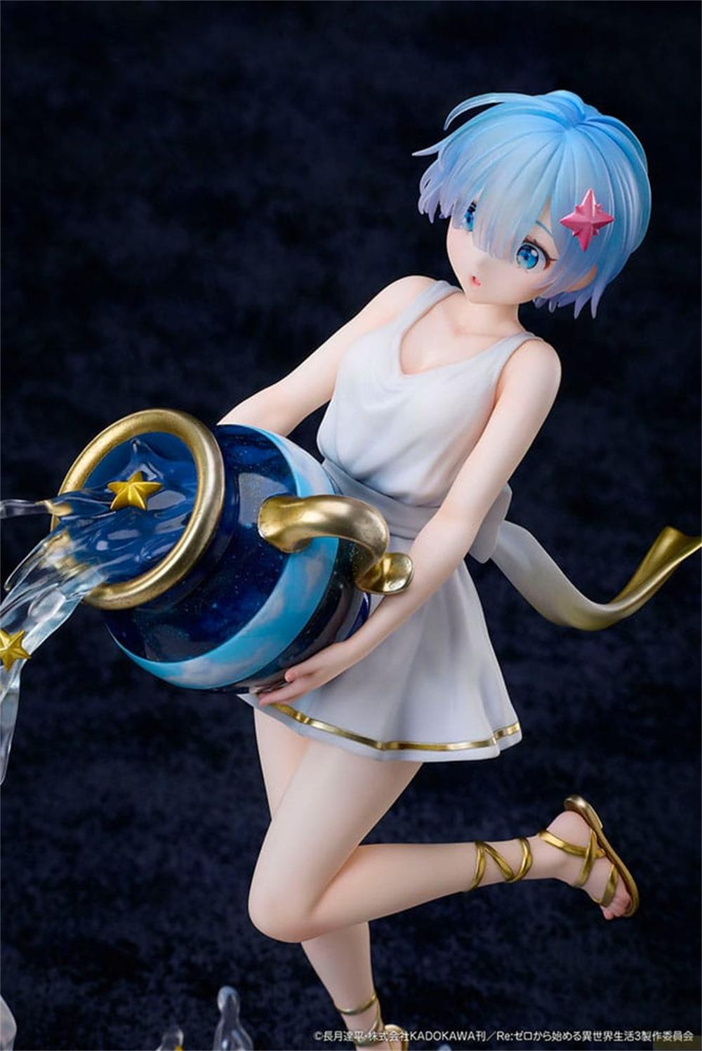 Anime-Figur gießt Wasser aus einem Sternenkrug. Blaues Haar, weiße Kleidung.