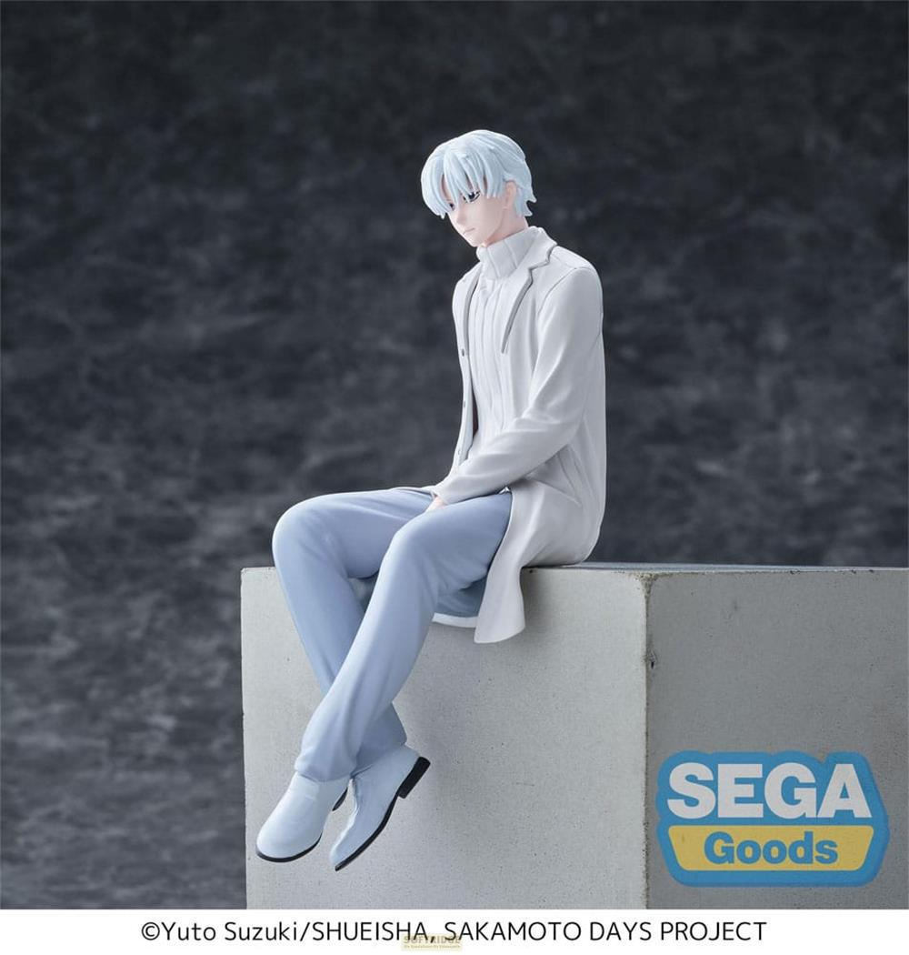 Eine Figur mit weißem Haar sitzt in einem weißen Mantel und blauen Hosen.