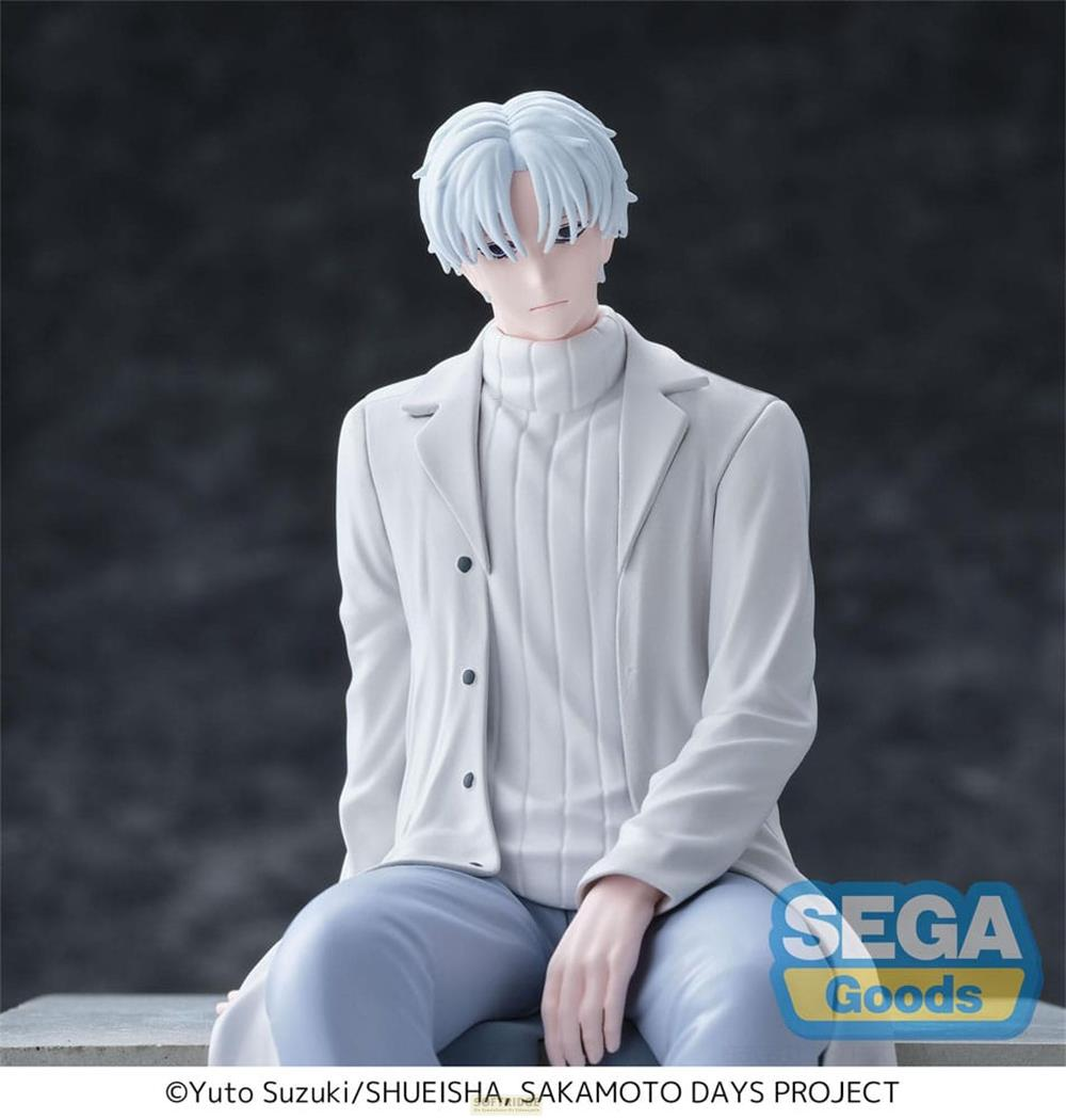 Figur eines Mannes mit hellblauen Haaren, der einen weißen Rollkragenpullover und eine weiße Jacke trägt.