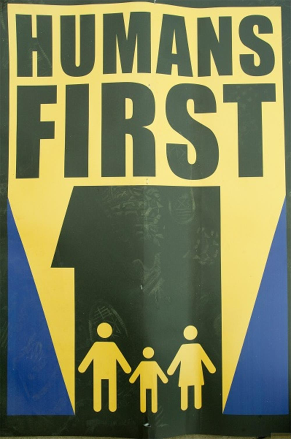 Texte jaune sur fond noir : "HUMANS FIRST", en dessous trois silhouettes jaunes.