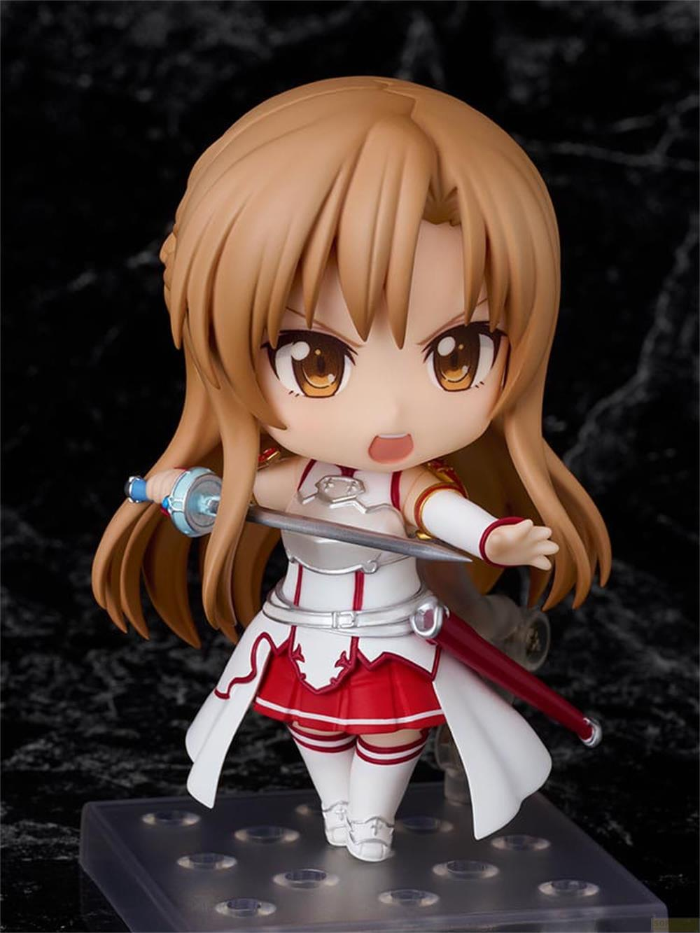 Statua Nendoroid Asuna con spada, outfit bianco e rosso, capelli castani.