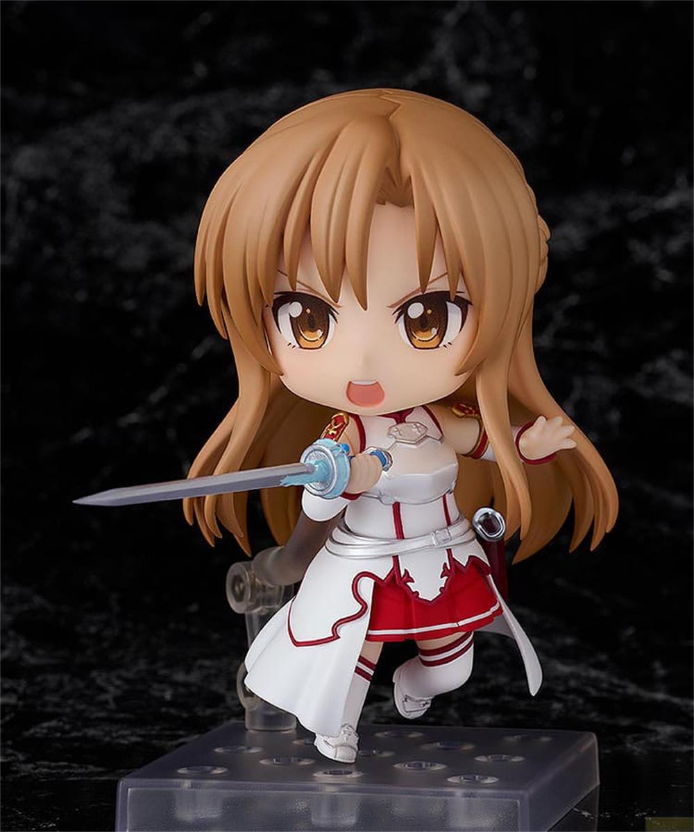 Una figura anime con capelli castani e spada, indossa abiti bianchi e rossi.