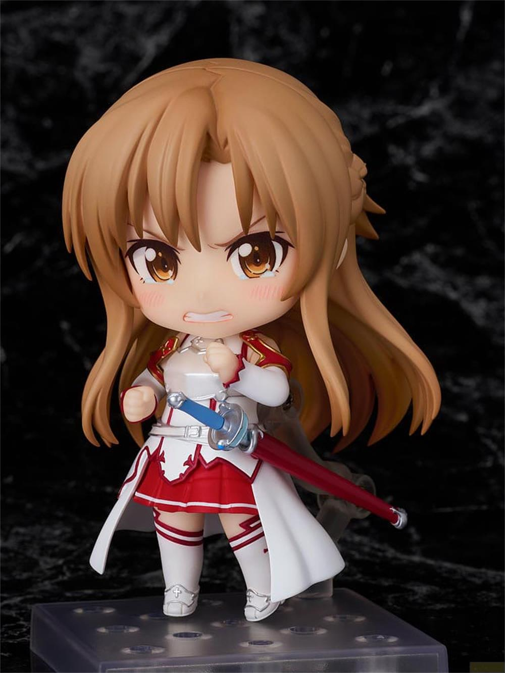 Una figura anime con capelli castani tiene una spada, indossa un abito bianco e rosso.