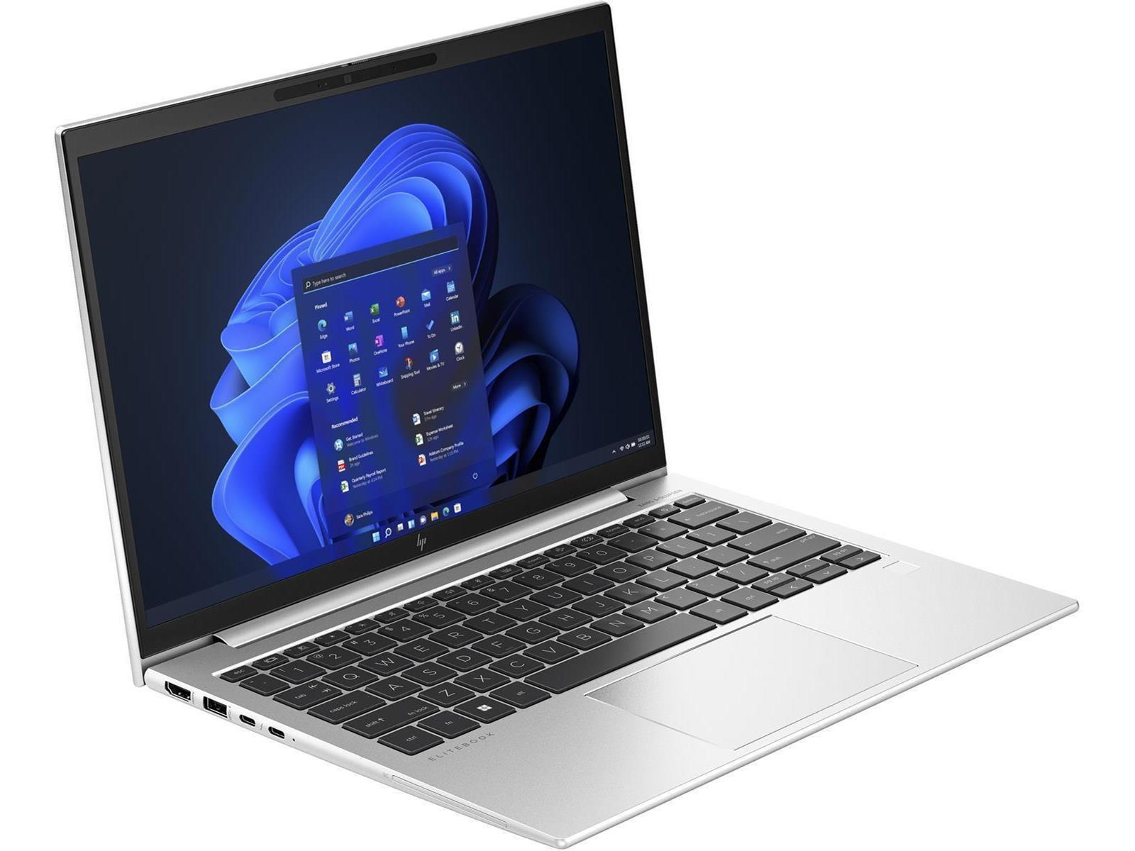Ein silberner HP Elitebook Laptop mit offenem Bildschirm, der Windows 11 zeigt.