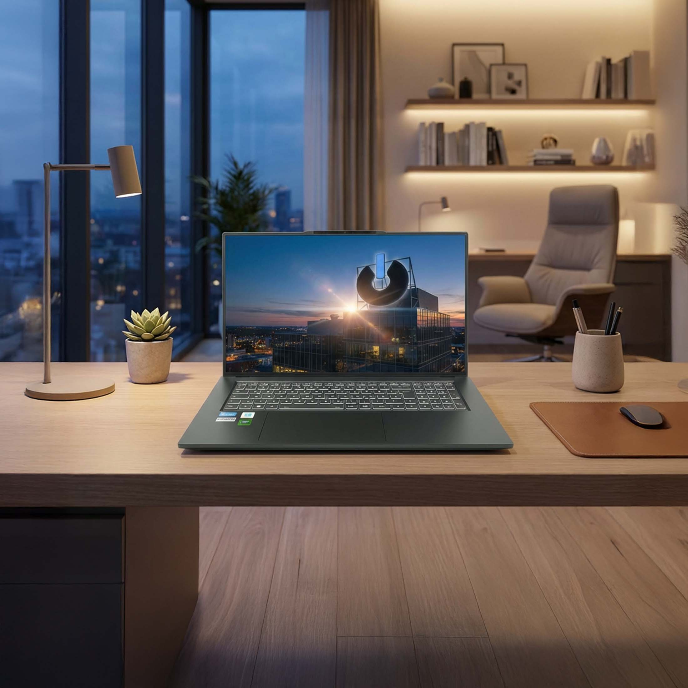 Ein Laptop auf einem Schreibtisch zeigt eine Stadtansicht bei Sonnenuntergang mit einem großen Netzschaltersymbol.