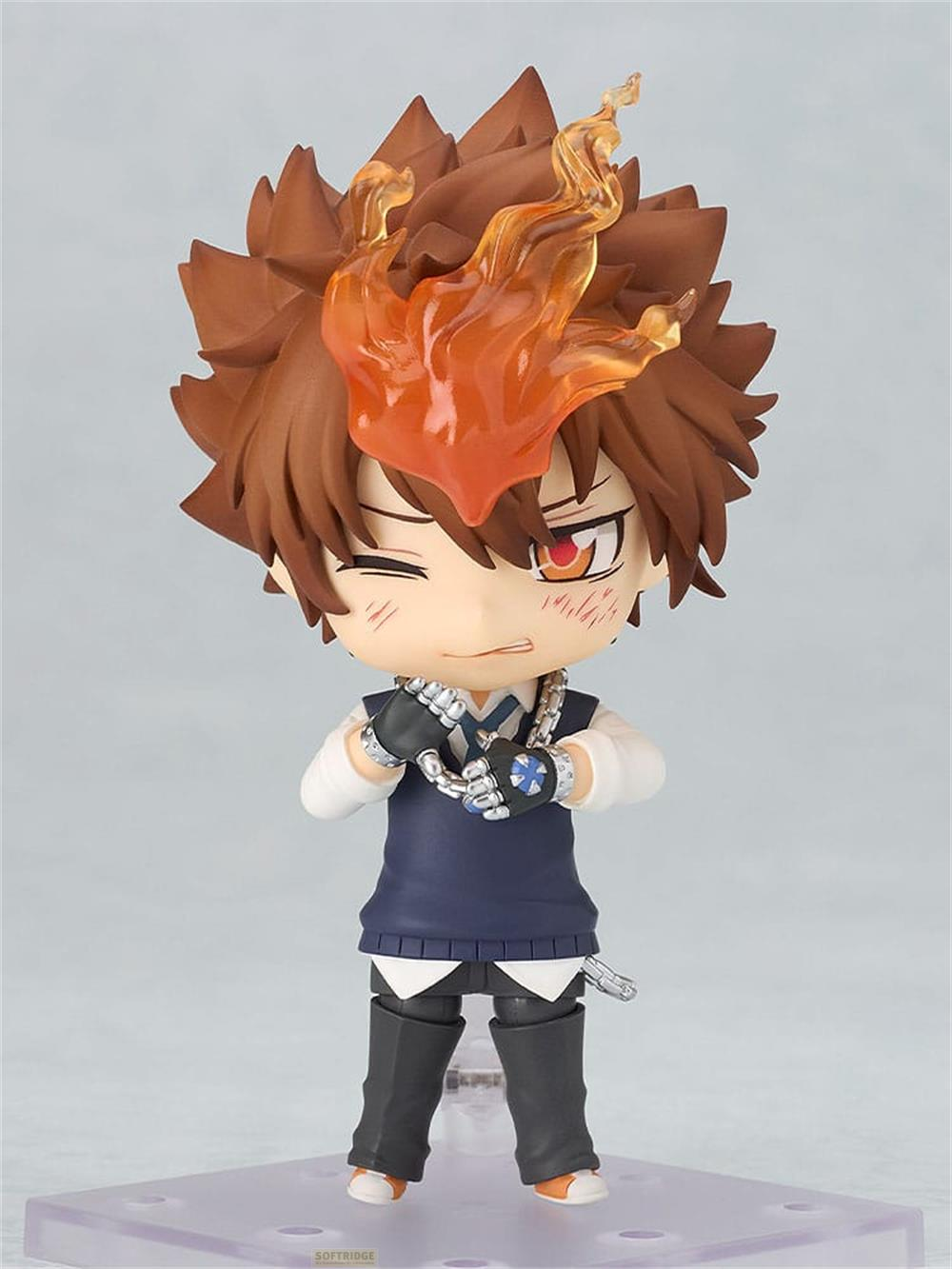 Figura con capelli castani e fiamme, indossa gilet scuro, camicia bianca, guanti.