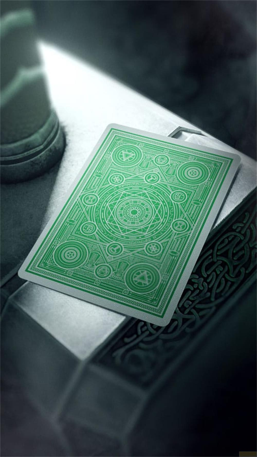 Carta da gioco verde con motivo intricato su piedistallo di pietra.