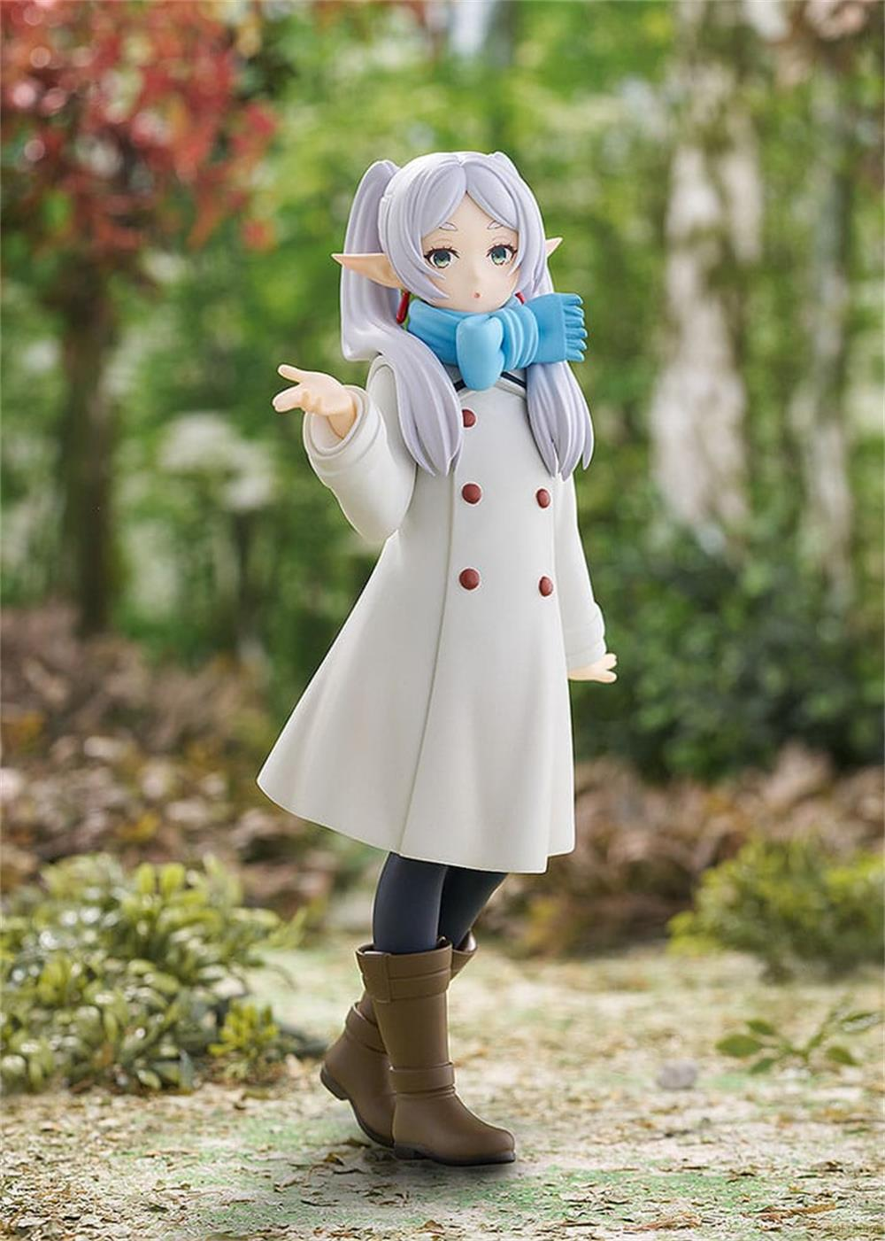 Figura de anime de una chica con pelo blanco y bufanda azul con abrigo blanco.